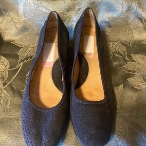 Bettina 2 Naturalizer casual wedge shoe. Like new worn only a couple of times